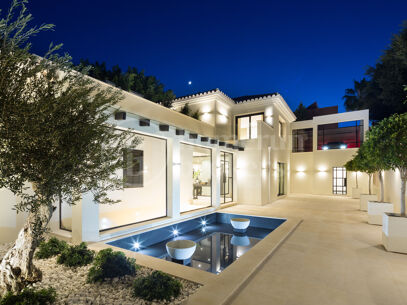 Villa Alaya - Nyligen renoverad golfvilla i frontlinjen i Nueva Andalucia