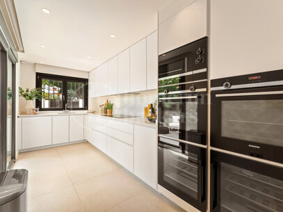 Townhouse Marbellamar - Elegantly Renovated Coastal Home on Marbella’s Golden Mile