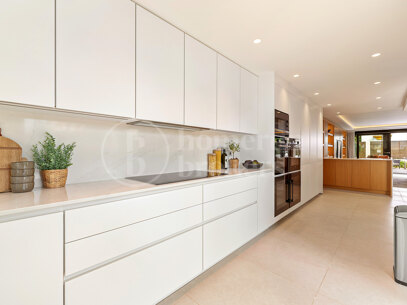 Townhouse Marbellamar - Elegantly Renovated Coastal Home on Marbella’s Golden Mile
