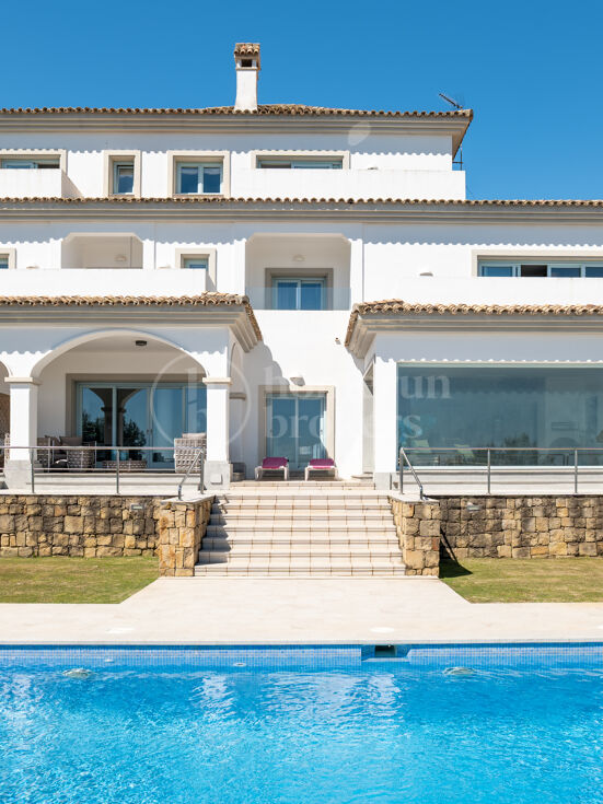 Villa Aire – 5-Sovrumsbostad med Panoramautsikt över Havet i Sotogrande