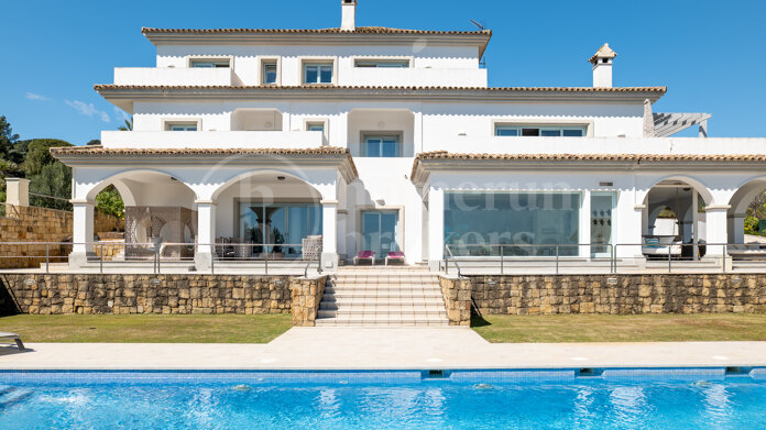 Villa Aire - 5-Bedroom Residence with Panoramic Sea Views in Sotogrande