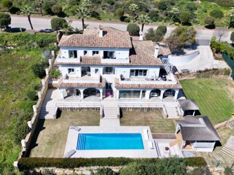 Villa Aire – 5-Sovrumsbostad med Panoramautsikt över Havet i Sotogrande