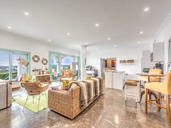 Villa Aire – 5-Sovrumsbostad med Panoramautsikt över Havet i Sotogrande