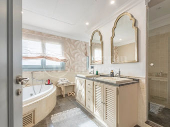 Villa Aire – 5-Sovrumsbostad med Panoramautsikt över Havet i Sotogrande