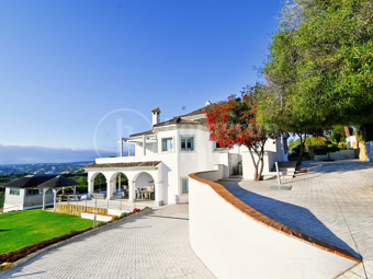 Villa Aire – 5-Sovrumsbostad med Panoramautsikt över Havet i Sotogrande