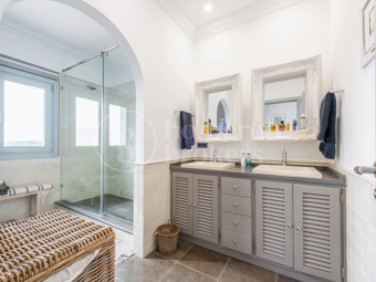 Villa Aire – 5-Sovrumsbostad med Panoramautsikt över Havet i Sotogrande