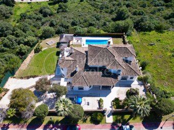 Villa Aire – 5-Sovrumsbostad med Panoramautsikt över Havet i Sotogrande