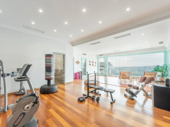 Villa Aire – 5-Sovrumsbostad med Panoramautsikt över Havet i Sotogrande