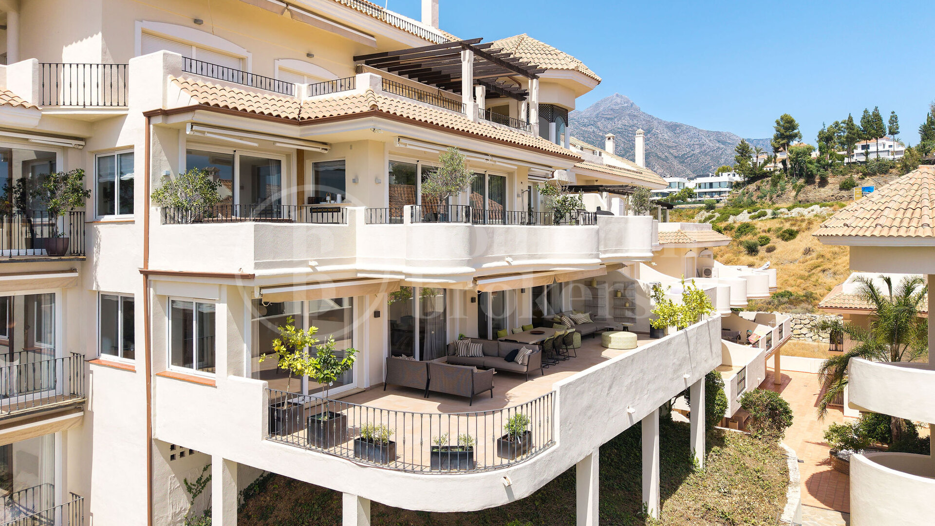 Duplex Solara – Luxury 4-Bedroom Duplex Apartment with Sea Views in Aloha Hill Club