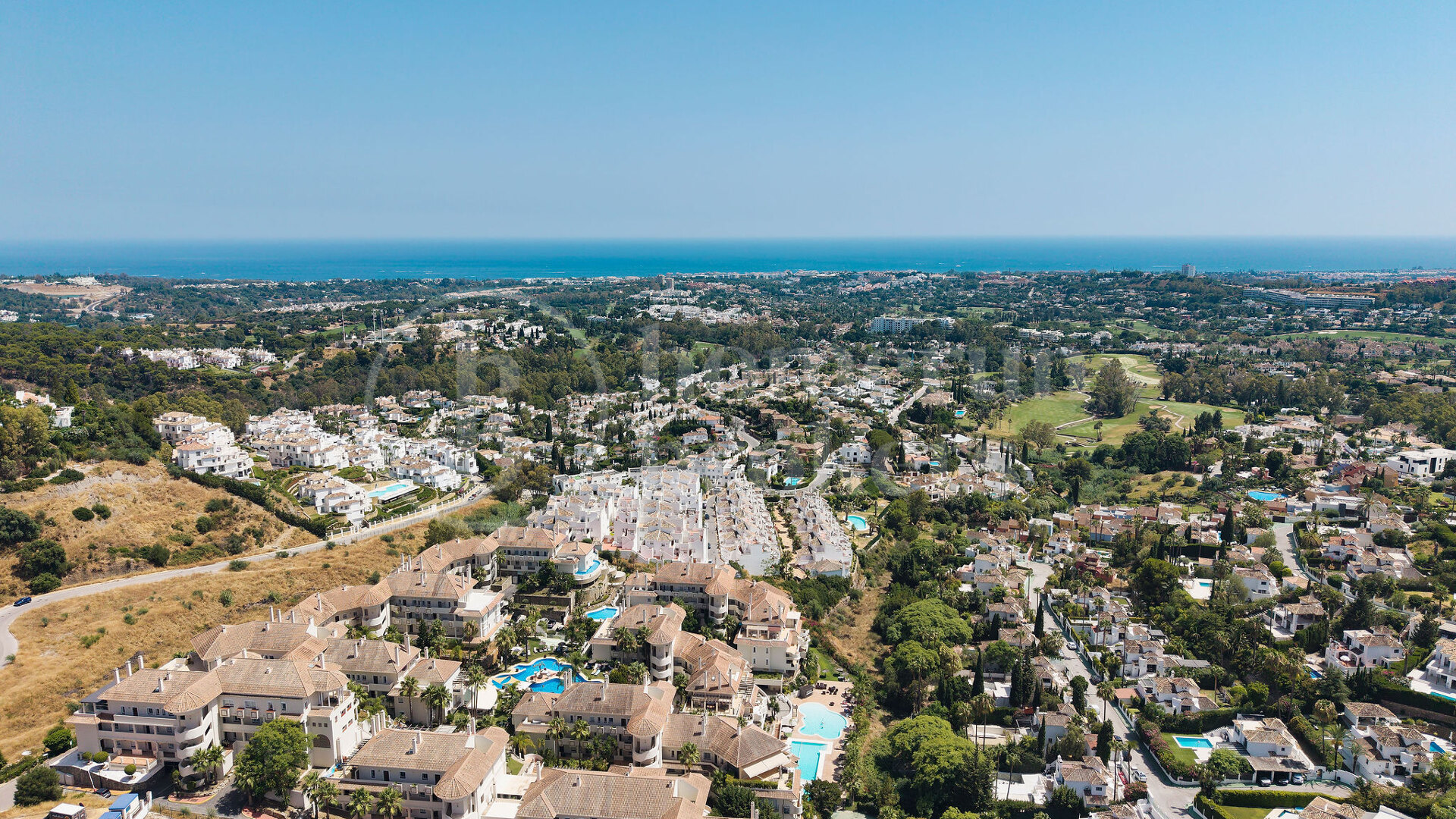 Duplex Solara – Luxury 4-Bedroom Duplex Apartment with Sea Views in Aloha Hill Club