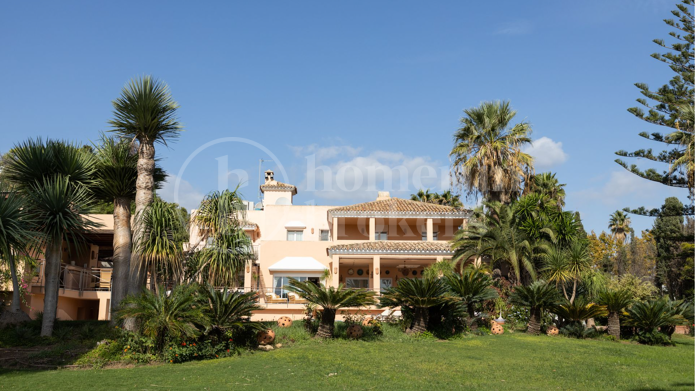 Casa Zahara - Frontline Beach Villa on the New Golden Mile, Estepona