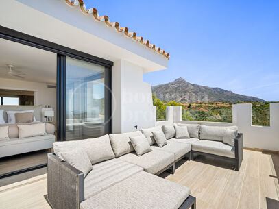Villa Luma – With Exceptional Sea Views in Las Lomas de Nueva Andalucía