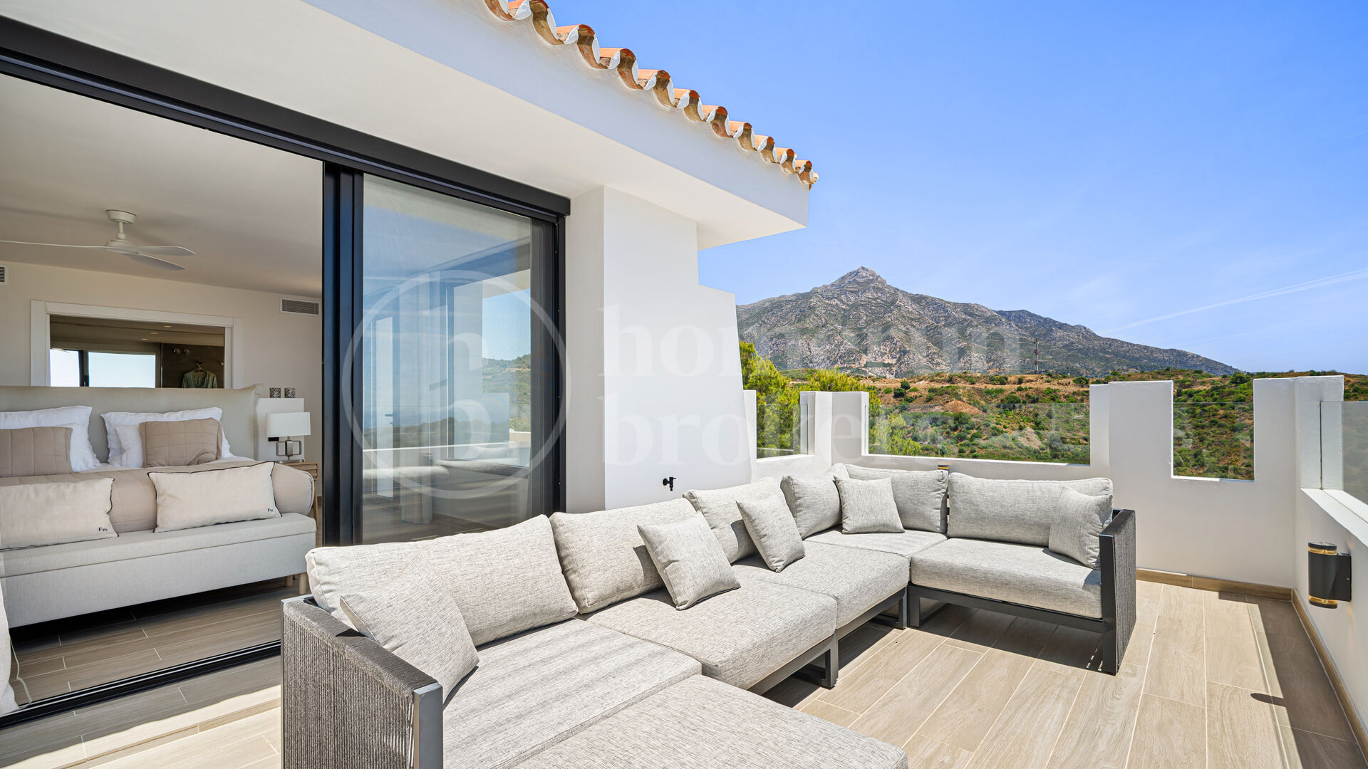 Villa Luma – With Exceptional Sea Views in Las Lomas de Nueva Andalucía