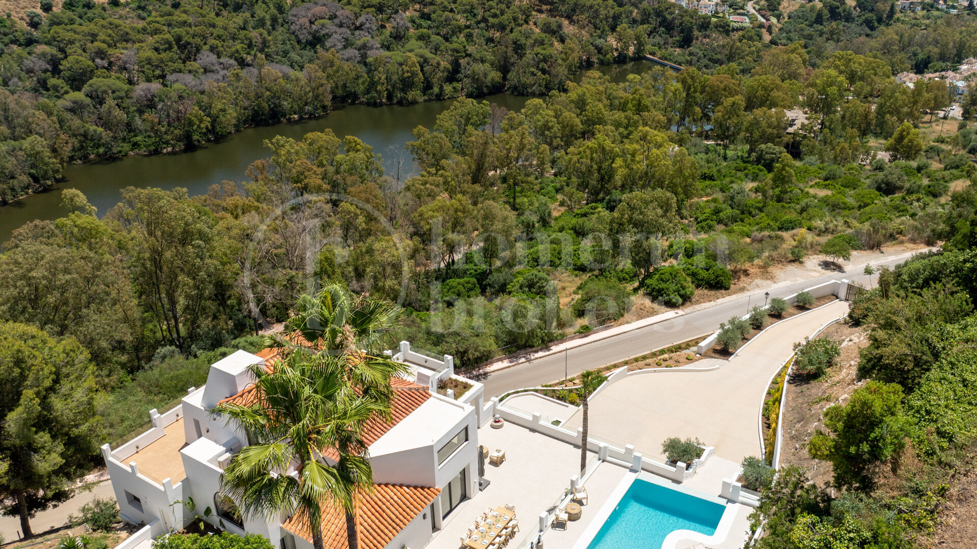 Villa Luma – With Exceptional Sea Views in Las Lomas de Nueva Andalucía