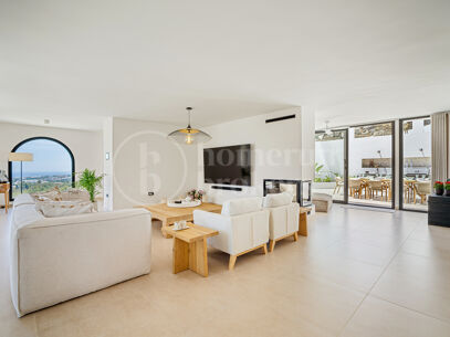 Villa Luma – With Exceptional Sea Views in Las Lomas de Nueva Andalucía