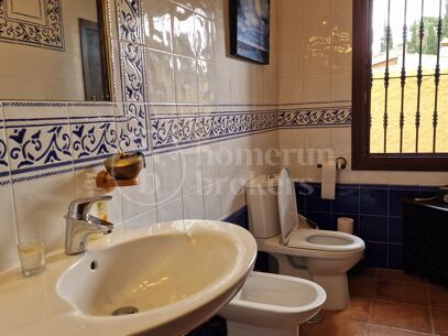 Casa Carla: Andalusisk charm bara 200 m från stranden i Cortijo Blanco, Marbella