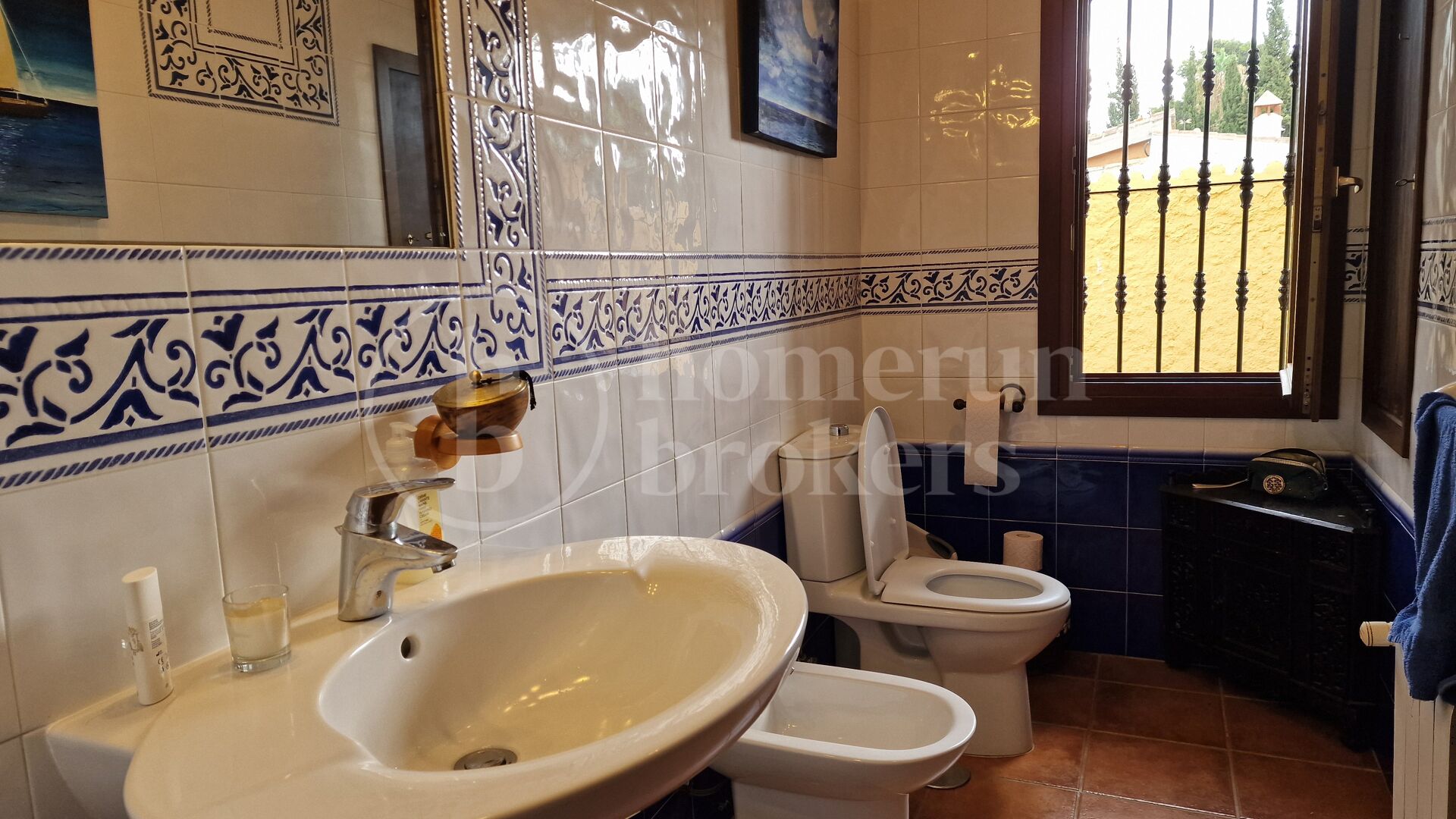 Casa Carla: Andalusisk charm bara 200 m från stranden i Cortijo Blanco, Marbella