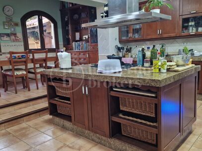 Casa Carla: Andalusisk charm bara 200 m från stranden i Cortijo Blanco, Marbella