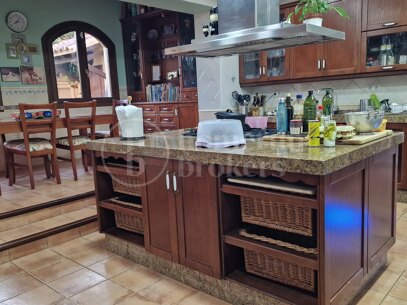 Casa Carla: Andalusisk charm bara 200 m från stranden i Cortijo Blanco, Marbella