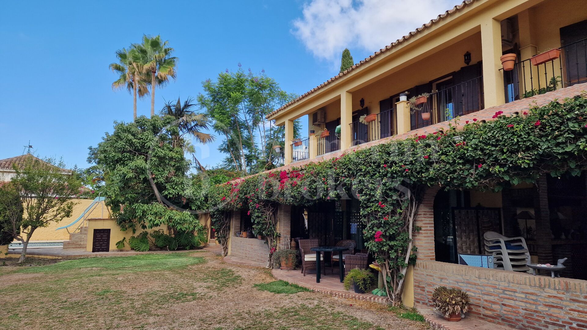 Casa Carla: Andalusisk charm bara 200 m från stranden i Cortijo Blanco, Marbella