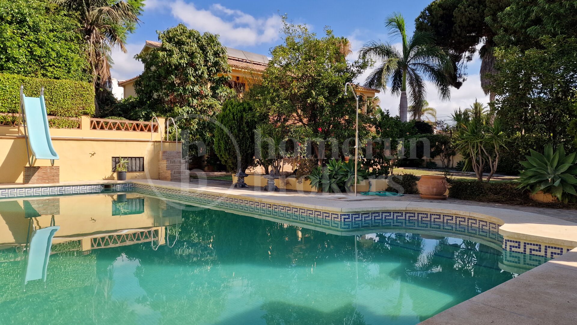 Casa Carla: Andalusisk charm bara 200 m från stranden i Cortijo Blanco, Marbella