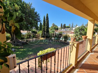 Casa Carla: Andalusisk charm bara 200 m från stranden i Cortijo Blanco, Marbella
