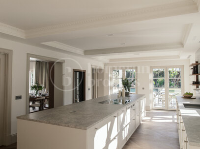 Villa Oasis – Elegant French-Style Villa in Nueva Andalucía’s Golf Valley