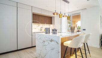 Penthouse Albatros - Renovated 4 Bedroom Penthouse with Sea Views