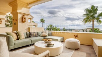 Penthouse Albatros - Renovated 4 Bedroom Penthouse with Sea Views