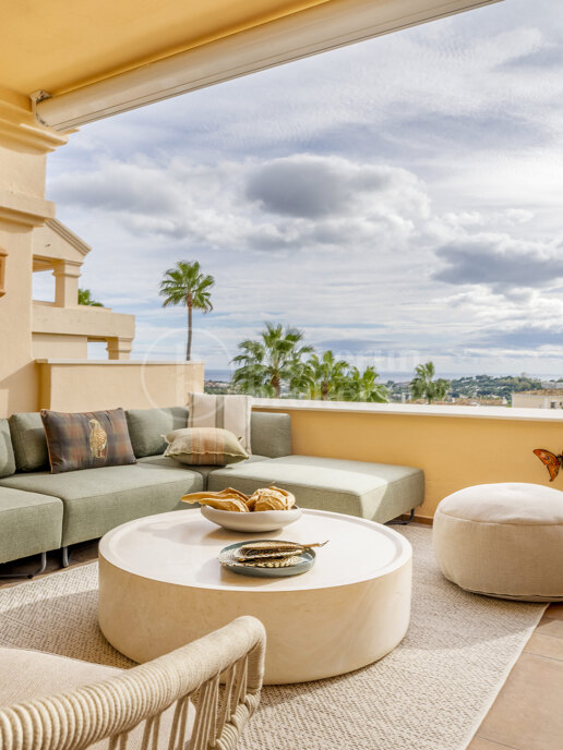 Penthouse Albatros - Renovated 4 Bedroom Penthouse with Sea Views