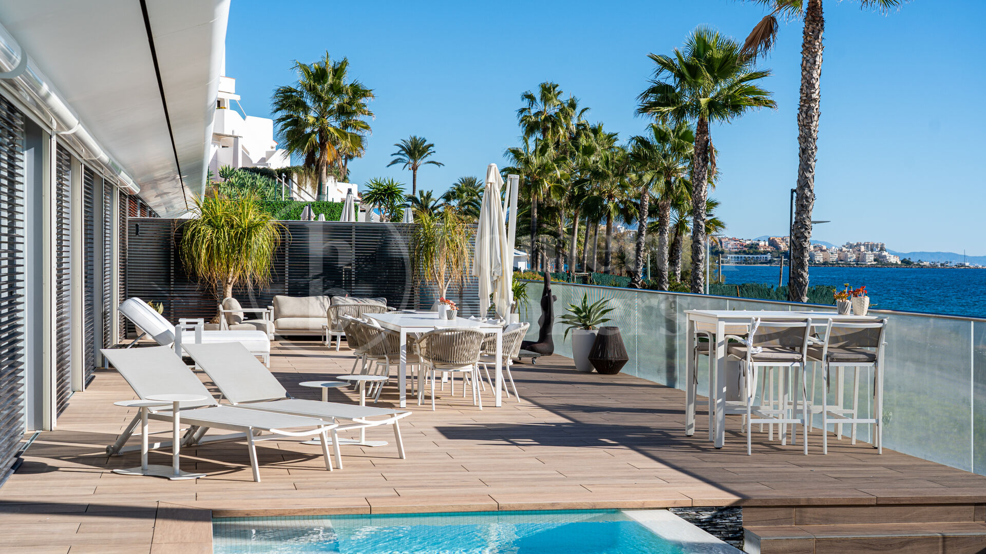 Casa Azul - Modern Beachfront Villa med Direct Sea Access
