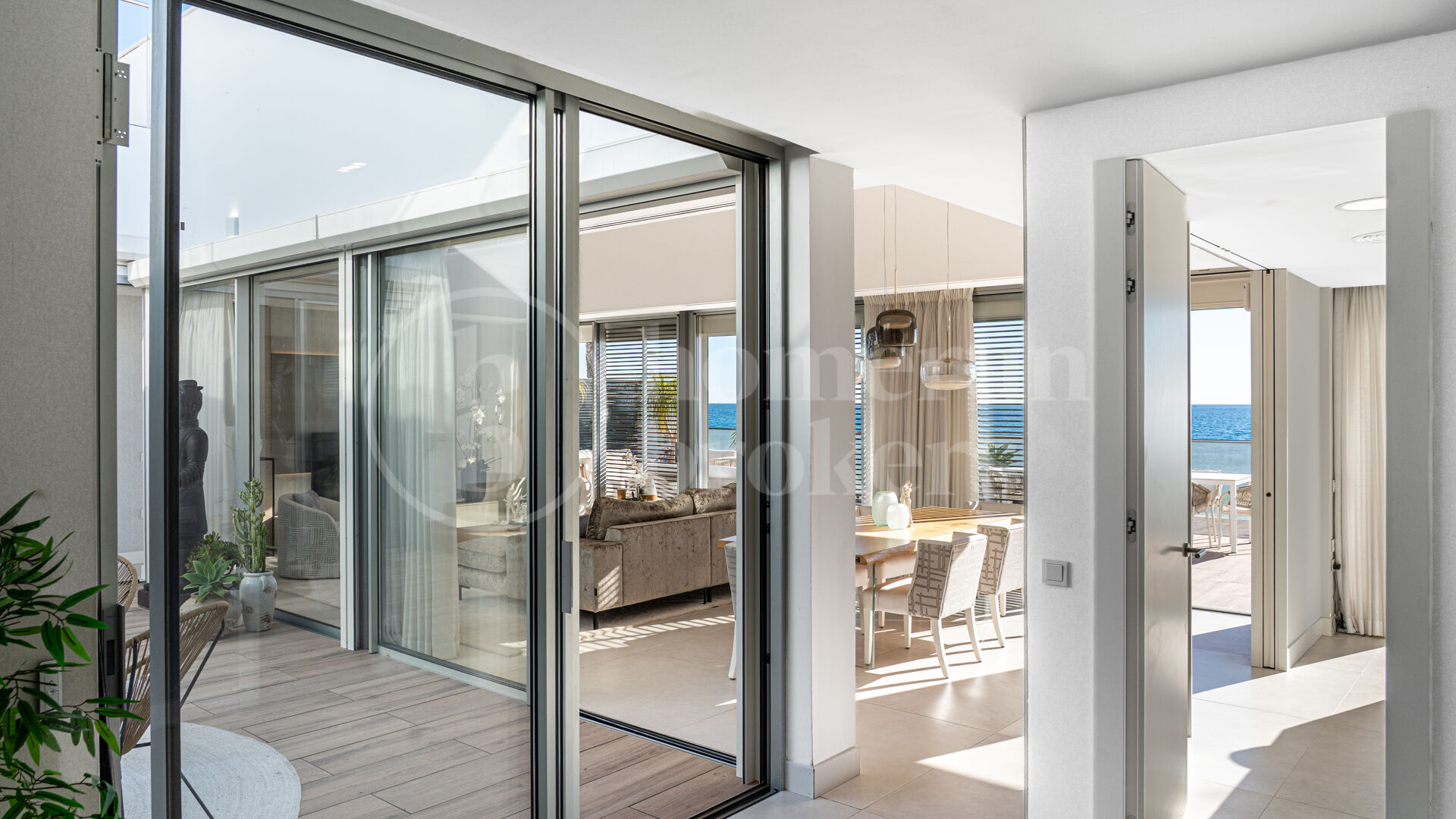 Casa Azul - Modern Beachfront Villa med Direct Sea Access