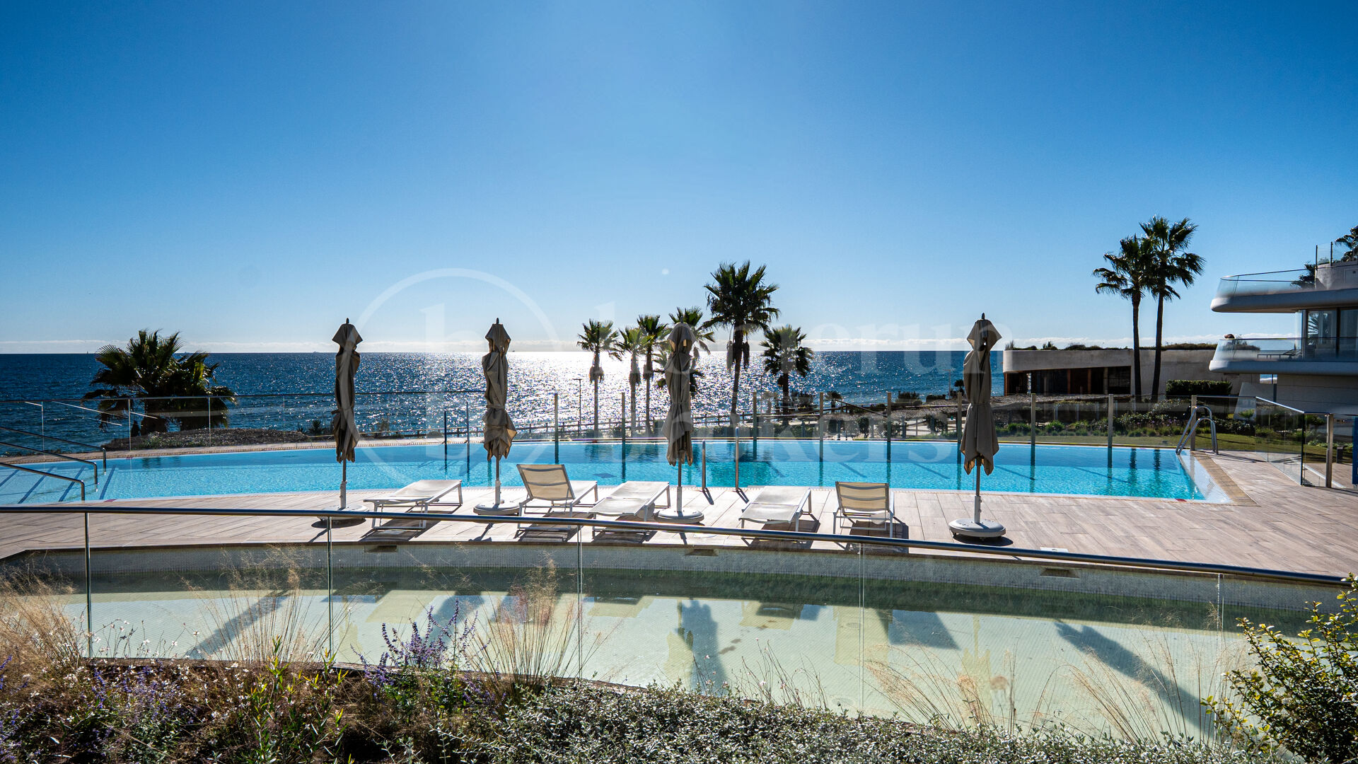 Casa Azul - Modern Beachfront Villa med Direct Sea Access