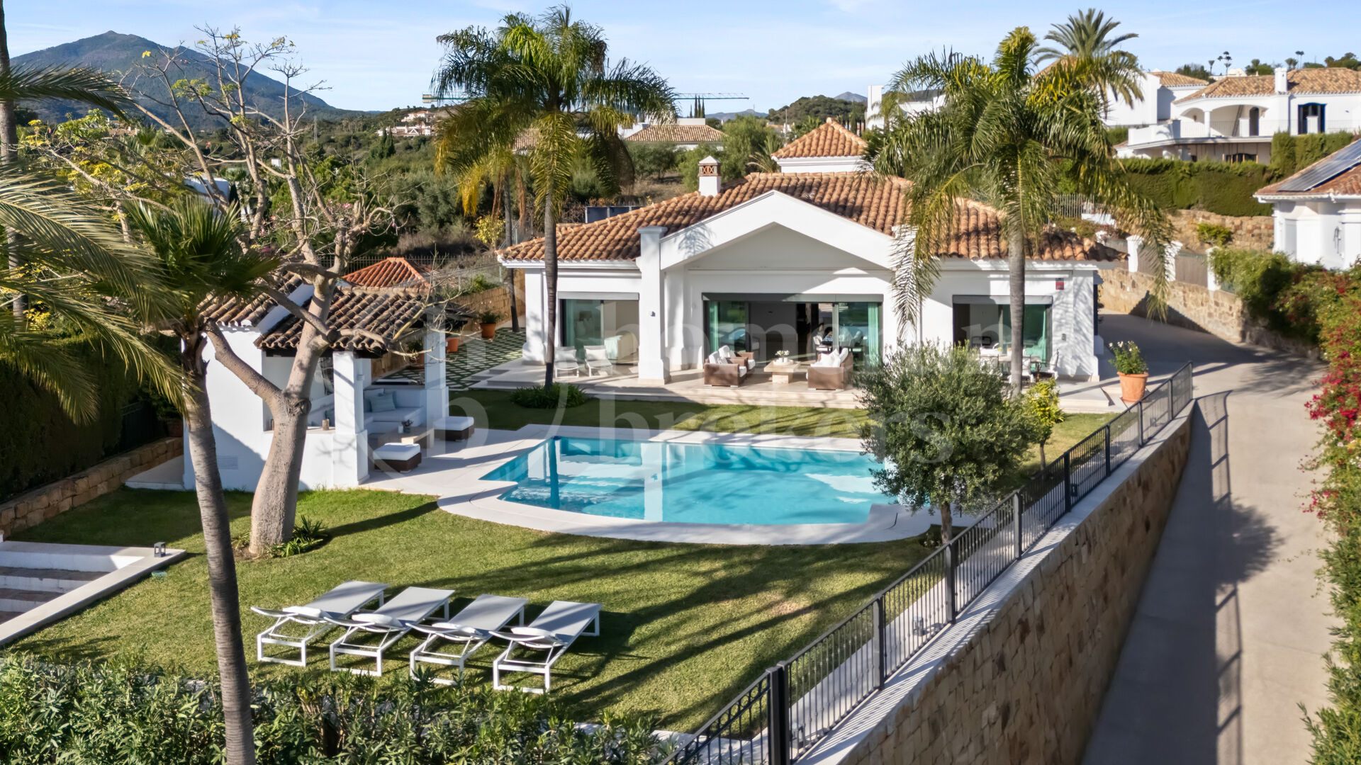 Villa La Perla — Elegant Mediterranean Villa with Sea Views
