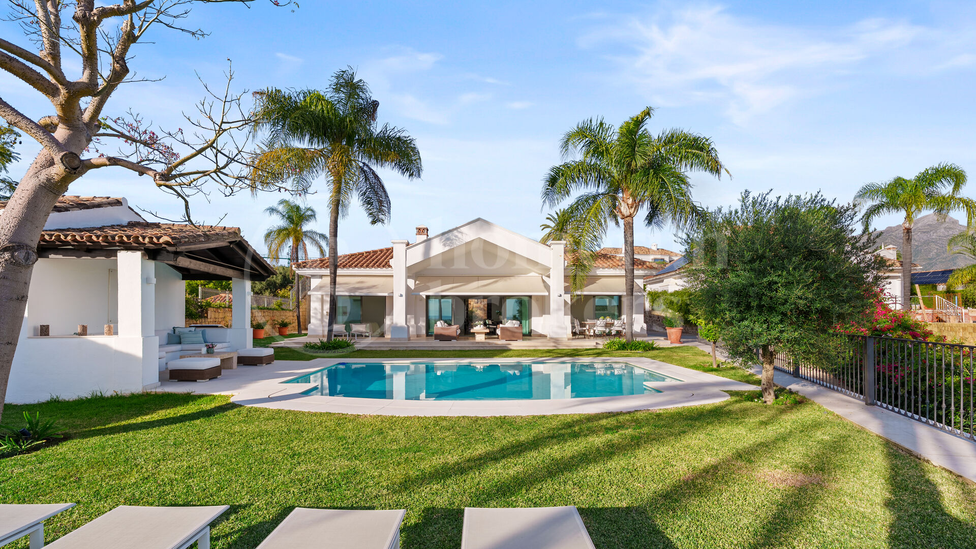Villa La Perla — Elegant Mediterranean Villa with Sea Views