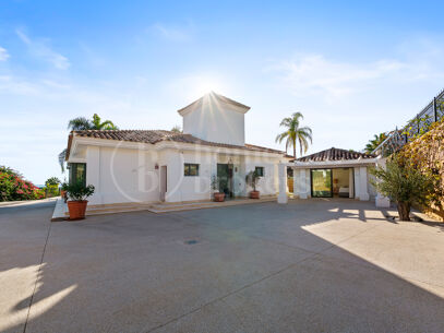 Villa La Perla — Elegant Mediterranean Villa with Sea Views