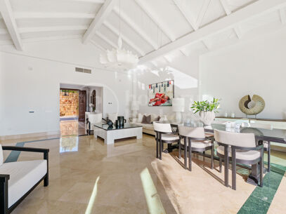 Villa La Perla — Elegant Mediterranean Villa with Sea Views