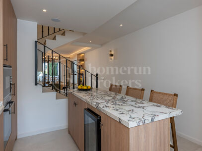 Townhouse Chelsea — Renovated Luxury Townhouse in Aloha Golf