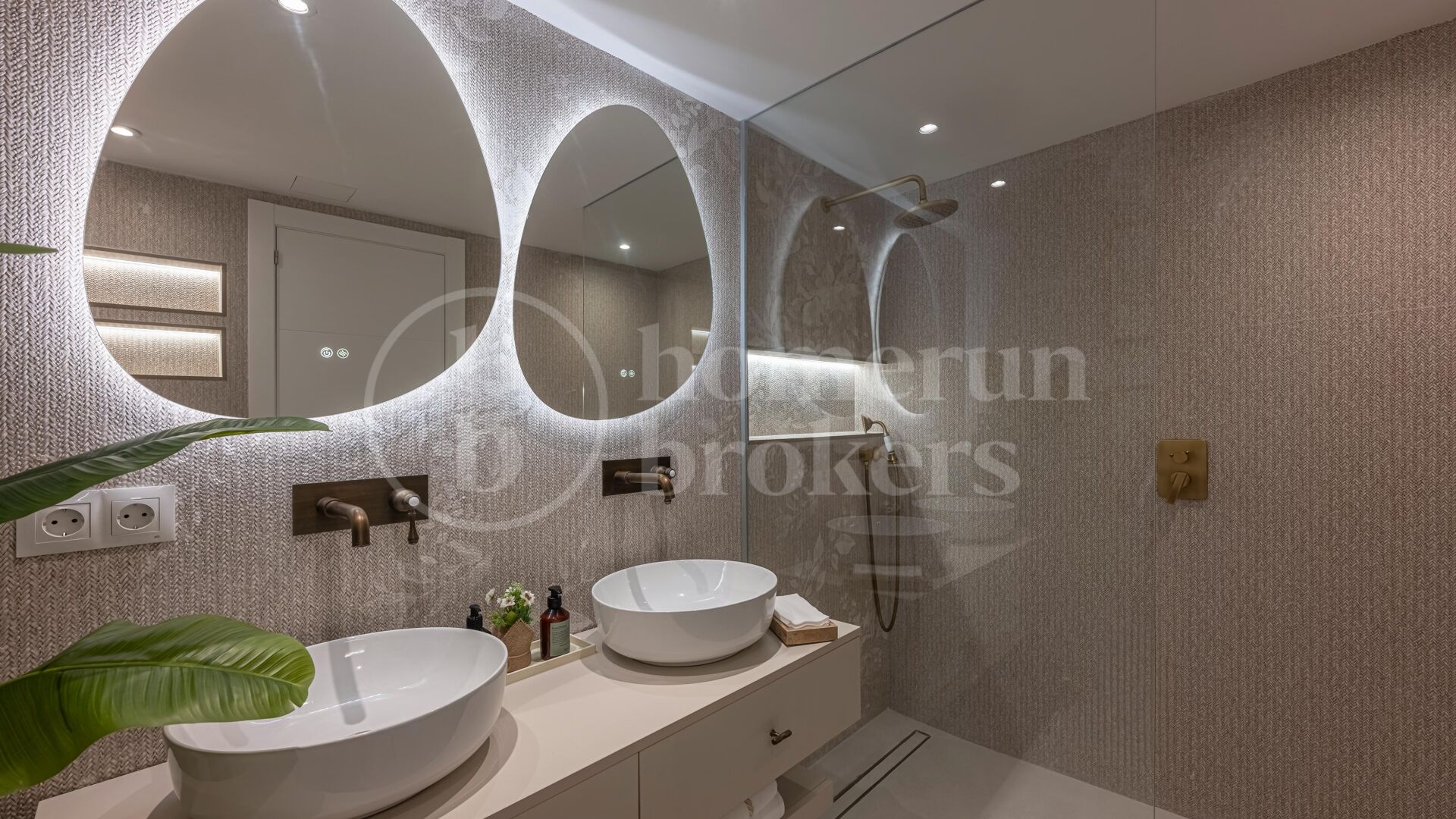 Townhouse Chelsea — Renovated Luxury Townhouse in Aloha Golf