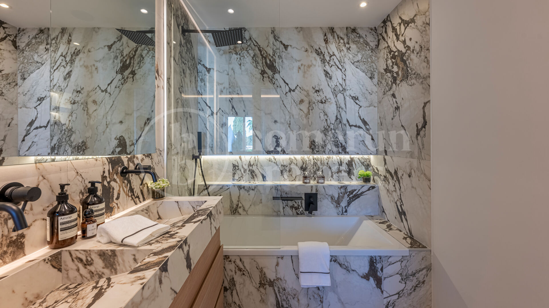 Townhouse Chelsea — Renovated Luxury Townhouse in Aloha Golf