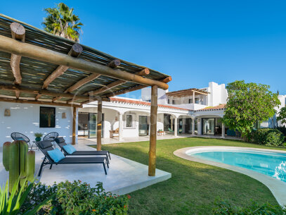 Casa Jori - Six Bedrooms Villa steps from the Beach
