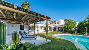 Casa Jori - Six Bedrooms Villa steps from the Beach
