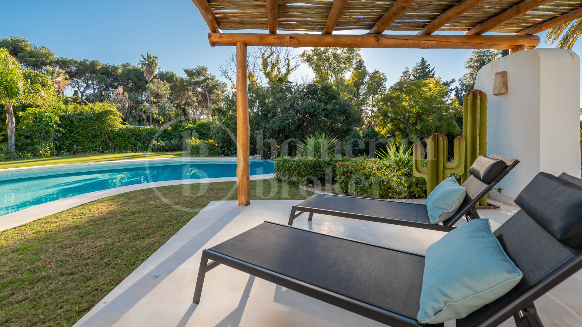 Casa Jori - Six Bedrooms Villa steps from the Beach