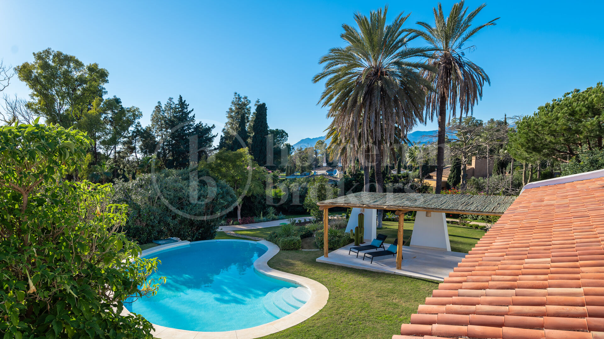 Casa Jori - Six Bedrooms Villa steps from the Beach