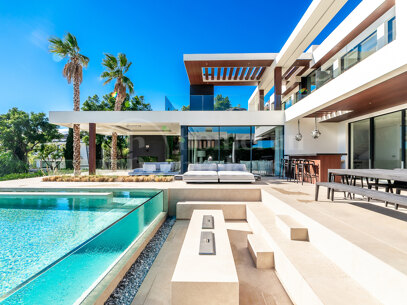 Villa Spectre - Contemporary 5-Bedroom Villa with Sea Views