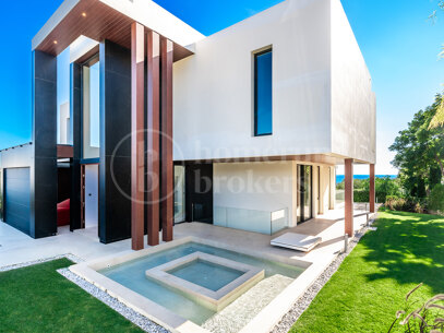 Villa Spectre - Contemporary 5-Bedroom Villa with Sea Views