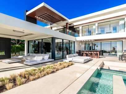 Villa Spectre - Contemporary 5-Bedroom Villa with Sea Views