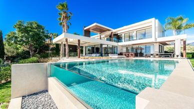 Villa Spectre - Contemporary 5-Bedroom Villa with Sea Views