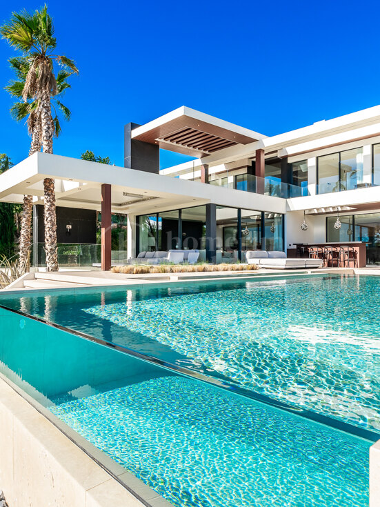 Villa Spectre - Contemporary 5-Bedroom Villa with Sea Views
