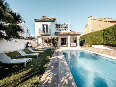 Villa Peony – Andalusisk Villa i Dubbelgated Community